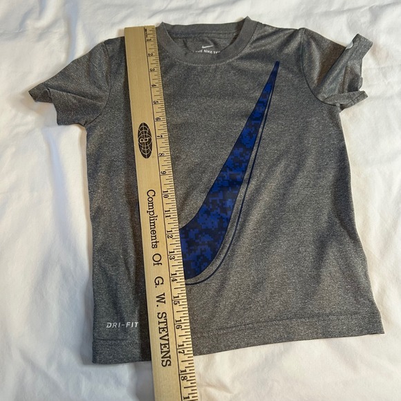 Nike Dri-Fit Gray Blue Pixelated Swoosh Athletic T-Shirt Kids Size S 4-5 Years - Picture 6 of 6